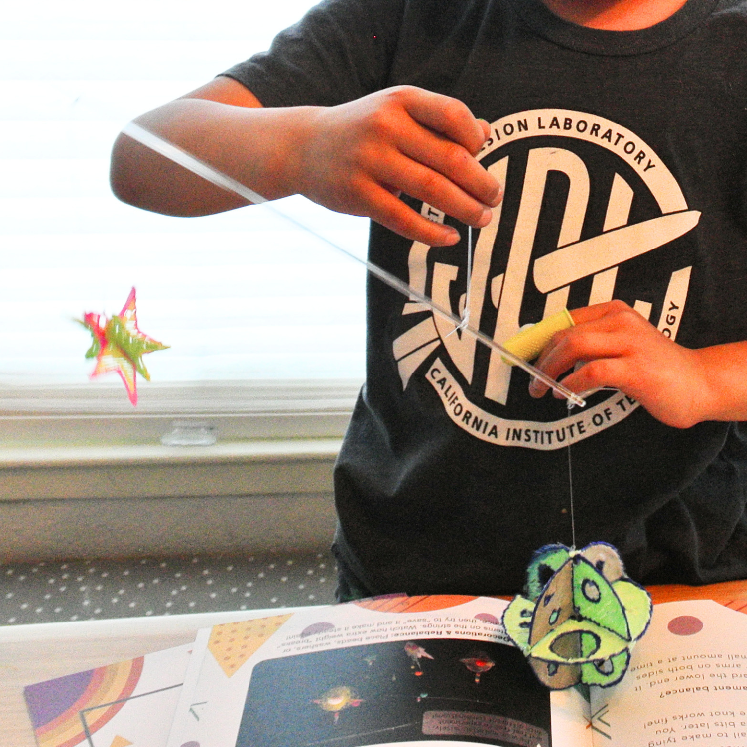 Testing a balancing mobile — Enki Atelier STEAM kit